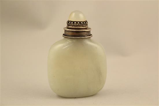 A Chinese white and grey jade pebble snuff bottle, 1800-1900, 6.1cm, white metal and agate top